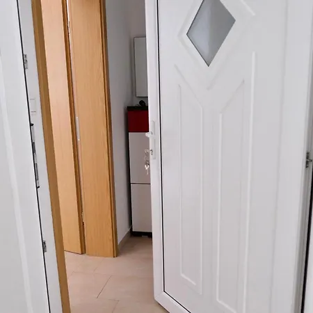 Apartma Z Dvema Spalnicama In Balkonom Apartamento