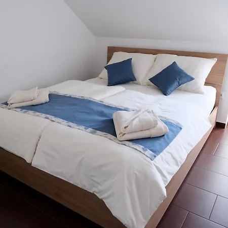 Apartma Z Dvema Spalnicama In Balkonom * Marburgo