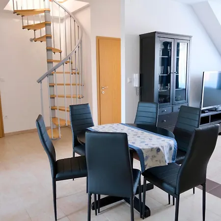 Apartament Apartma Z Dvema Spalnicama In Balkonom *